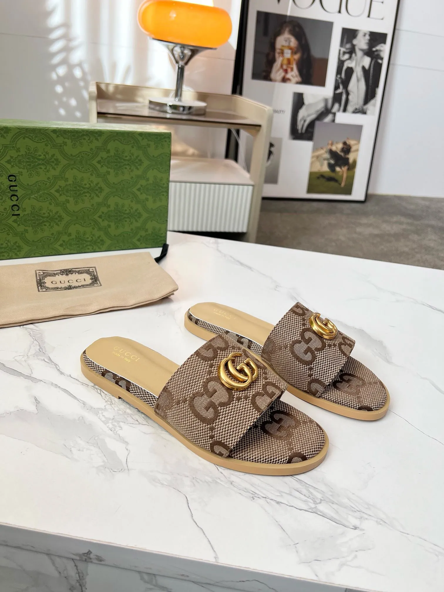 👟👟Ex-factory price 380👟👟 GUCCl 2025 spring and summer new style casual interlocking double G sandals for women. This piece is from the Gucci Lido collection, and its design is inspired by the summer style and beach clubs of the Italian coast. Archive designs from the 1970s infuse the brand with glory. Get inspired by this iconic era. The "Gucci March of Love" series continues to explore the aesthetic connotation of the brand's archived logos in a new way, while at the same time embracing the classic elegance and charm. Code Number: 35-43#